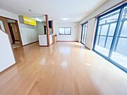 LDKは休息の場所であると同時に家事もこなさなければならない空間。ゆっくりできる時にゆっくりできるよう、家事は効率よく行えるのが大事。家事動線の良さ、水回りを実際に使うようにご覧になってください。