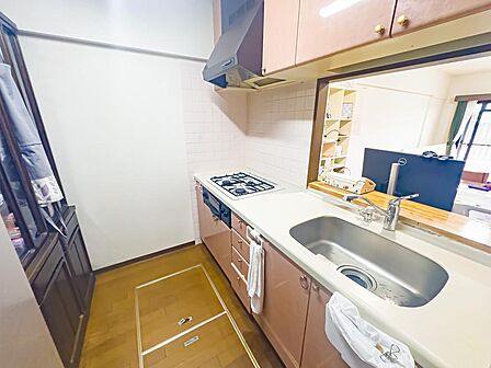 目の前をオープンにすることで開放感があり、コミュニケーションが円滑になる対面式キッチン。家族の顔がよく見えるキッチンスペースです。浄水器、床下収納を完備しております。室内(2025年6月)撮影