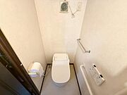 タンクレスタイプの温水洗浄機能付きトイレを採用し、すっきりとしたデザインで空間が広く感じられます。掃除がしやすく、日常的に清潔を保ちやすい仕様です。