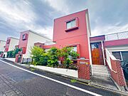 配色が印象深い外観部分。奇抜になり過ぎない中にもオリジナリティを感じさせるデザインです。2025/8/10撮影