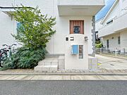 玄関横には、豊かな緑が配置され、訪れる人の心を和ませます。落ち着いた空間設計が印象的で、住む人や来客に上質な時間を提供してくれます。