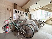駐輪場完備で、自転車での移動も便利です。