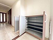 玄関は、あえて収納をコンパクトにすることで、住まいの第一印象をすっきりとした印象にしています。