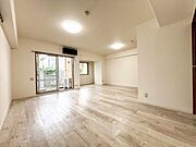 LDKに隣接したプライベートガーデンを眺めながら、ゆったりとした時間を過ごすのもおすすめです。