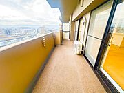 ここからの眺望が住まう上での楽しみになる。開放感と期待感のある、ワイドなバルコニースペース。お洗濯物がたくさん干せるスペースがございます。2025/12/20撮影