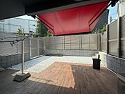 プライベートな青空空間。ルーフバルコニーは、家族だけの特別なアウトドアリビングです。休日にはブランチを楽しんだり、夏にはビニールプールで水遊びをしたり。テントを張っておうちキャンプも楽しめます。