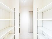 両サイドに大容量の可動棚を完備した、頼もしい収納空間。散らかりがちな日用品のストックや季節の荷物も、すっきりと美しく整理整頓できます。中身が一目で見渡せるため、出し入れもスムーズで快適です。