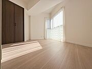 全室クロス・フローリング張替済み。大容量のクローゼットを備えた洋室は、収納力が生み出すゆとりで、プライベートな時間を充実させます。