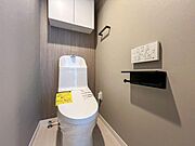 リノベーションによって便器本体が丸ごと新品に交換されています 。もちろん、快適な温水洗浄機能付きです 。