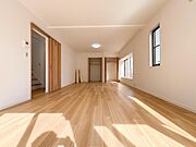 木のぬくもりを感じる明るいフローリングが広がるリビング。陽光が降り注ぎ、ご家族様の未来を育む空間です。