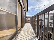 陽光が降り注ぐ広々としたバルコニーは、洗濯物を干したり、外の空気を楽しんだりするのに最適です。家族の日常に開放感をプラスします。