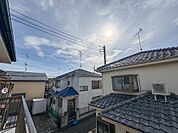 太陽の光が降り注ぐ、開放感あふれる眺望。青空と街並みを一望でき、家族の笑顔が広がる明るい暮らしを育みます。