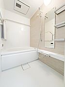 清潔感あふれる浴室は、ゆったりとした広さでリラックスできる空間。窓から自然光が入り、換気も良好。快適なバスタイムを実現する機能性とデザインが魅力です。