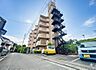 外観：落ち着いた佇まいが魅力のマンションで、帰宅するたびにほっとする安らぎが感じられます。高級感と清潔感が漂う外観が、暮らしに彩りを添えてくれる住まいです。
