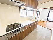 毎日のお料理をするにあたって、キッチンの機能性は重要事項。豊富な収納力を誇る収納を上下に完備した、使い勝手の良いキッチンです。浄水器を完備。2025/11/30撮影