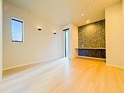 広々な子供部屋は、のびのびと過ごせる空間が魅力です。明るい日差しが差し込み、遊びや勉強に集中できる居心地の良い環境となります。お子さまの成長に合わせたレイアウト変更もしやすく、収納も充実しています。