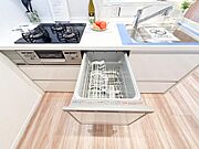 「ビルトインタイプ食器洗乾燥機」通常の手洗いでは使用出来ないほど高温のお湯や高圧水流を使うことにより汚れを効果的に落とすことができる。殺菌効果が非常に高く哺乳瓶などを使う家庭で需要が高く大変便利。