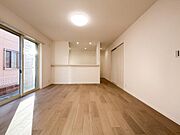 ＬＤＫのメインとなる大きな窓。大きめの開口部から暖かい日差しが長い時間射し込みます。天気の良い日は是非窓を開けて風通しの良さもご体感下さい。明るいＬＤＫがご家族団欒の時を包みます。