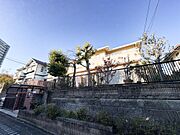 重厚な石垣と緑に彩られた、邸宅の風格を纏う住まい。