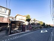 車種を選ばないゆとりのカースペース。車を持つ家族も安心です。
