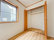 収納がとにかく多いこちらの間取り。スーツやコートにジャケット、季節物の家電といった使わないものも全て収納へしまっておけそうですね。