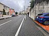 外観：北東側約6mの公道に接道しており、車の出し入れもスムーズです 。