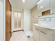 脱衣場に収納棚を設置してタオルや日用品を置いても、広々とお使いいただけます。