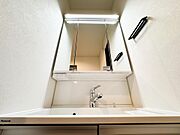 洗面台には三面鏡を採用。身だしなみを整えやすい事はもちろんですが、鏡の後ろに収納スペースを設ける事により、散らかりやすい洗面スペースをすっきりさせる事が出来るのも嬉しいですね。
