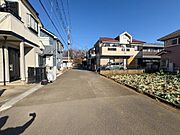 前面道路の幅員が約6ｍございます。また、周辺環境とのコラボレーションにより明るく開放的な空間を演出しております。