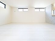 朝の光が心地よく差し込むリビング。シンプルだからこそ、お好みのインテリアで自分好みの空間にアレンジ可能です。機能性と美しさを兼ね備えたキッチンで、楽しい食卓を彩りましょう。