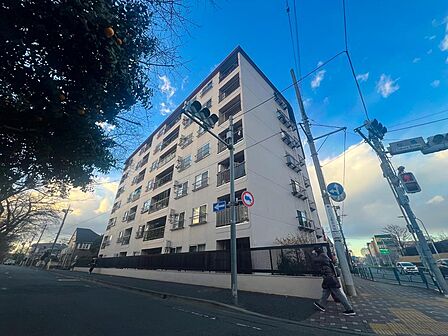 ワンフロアで完結する生活動線が魅力のマンション。階段の上り下りがないフラットな設計で、日々の家事や移動がスムーズです。管理体制がしっかりしているため、共用部分も美しく保たれており、快適に暮らせます。