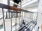 眺望が魅力の住まいで、窓からの景色が心を癒してくれます。季節ごとに移ろう風景を楽しめ、心安らぐ時間が流れる空間が広がります。毎日の生活に豊かさを与えてくれる場所です。