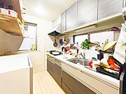 毎日のお料理をするにあたって、キッチンの機能性は重要事項。豊富な収納力を誇る収納を上下に完備した、使い勝手の良いキッチンです。浄水器を完備。室内（2025年12月）撮影