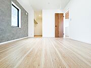 採光に恵まれた明るい居室は、清潔感と快適さが保たれた空間です。ゆとりある広さで趣味や仕事など多目的に活用でき、心地よい暮らしをサポートします。