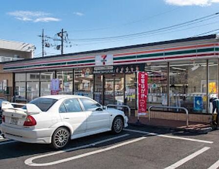 セブンイレブン八王子小比企東店まで約634m