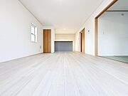 家族が自然と集まる広々としたリビング。大きな窓から陽の光が降り注ぎ、開放感と温もりが広がる空間です。ゆったりとくつろげる場所で、穏やかで心地よい時間を家族みんなで楽しめます。