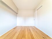プライベートなお部屋では静かに時を過ごしたい。読書をして、物思いにふける・・光りに満たされた安らぎの空間を演出しています。