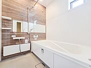 新築ならではの洗練されたバスルームは、広々とした空間と温かみのあるデザインが特徴です。ゆったりとリラックスできる浴槽が備わっており、毎日の疲れを癒す、心からくつろげる空間が広がります。