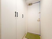広い玄関は、家の顔となるスペースにゆとりと開放感をもたらします。ドアを開けた瞬間に広がるゆったりとした空間は、訪れる人を温かく迎え、住む人にとっても特別な場所です。天井も高く設計され、自然光が差し込む