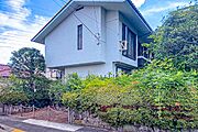 中古住宅らしい趣を残しつつ、外観はきれいに保たれているため、どこか温かみを感じる佇まいです。手入れが行き届いた外装で、住む人に長く愛される住まいとしての安心感があります。