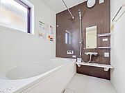 1日の疲れをしっかり癒せる広々としたバスルーム。清潔感ある設備と機能的な設計で、ゆったりとした入浴タイムが毎日の大切な楽しみになる癒しの空間となっています。