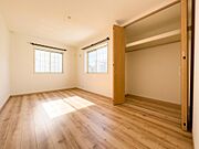 陽光が降り注ぐ明るい洋室は、木のぬくもりを感じるフローリングが魅力です。光と風を採り入れる二つの窓と収納完備で、お子様の成長と共に居心地の良いプライベート空間を育めます。