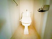 清潔感あふれるモダンなトイレは、快適な毎日をサポート。温水洗浄機能付きで、家族みんなが気持ちよく使えます。