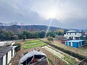 遮るもののない、パノラマの緑が広がります。四季折々の変化を日常の中で感じられる、この土地ならではの贅沢な眺望。穏やかな住環境を求められます。