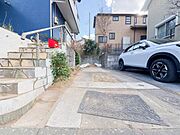 広めのカースペースがあり、大きな車でも駐車がラクラク。ゆとりのあるスペース設計で、荷物の積み下ろしもスムーズに行えます。日々の生活に便利さと安心感をもたらしてくれる駐車スペースです。