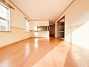 広々としたリビングは、家族全員がのびのびとくつろげる憩いの場所です。明るい光が差し込み、温かみのある空間が、毎日の生活をより豊かで楽しいものにしてくれます。家族みんなで集まるのが楽しみです。