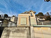 中古住宅らしい趣を残しつつ、外観はきれいに保たれているため、どこか温かみを感じる佇まいです。手入れが行き届いた外装で、住む人に長く愛される住まいとしての安心感があります。