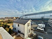 部屋からの眺望が素晴らしく、日常生活に豊かさを感じられる住まいです。遠くの景色が見渡せるため、気分転換やリフレッシュに適した環境が整っており、穏やかな時間を楽しめます。