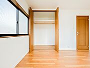 居室に大きなクローゼットを設けることにより、有効的な室内を造り上げおります。