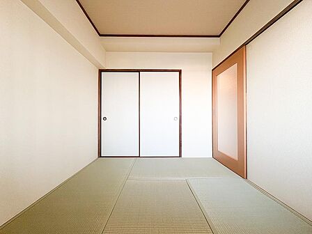 押し入れ収納もあり、敷布団などの大きなものも収納可能です。